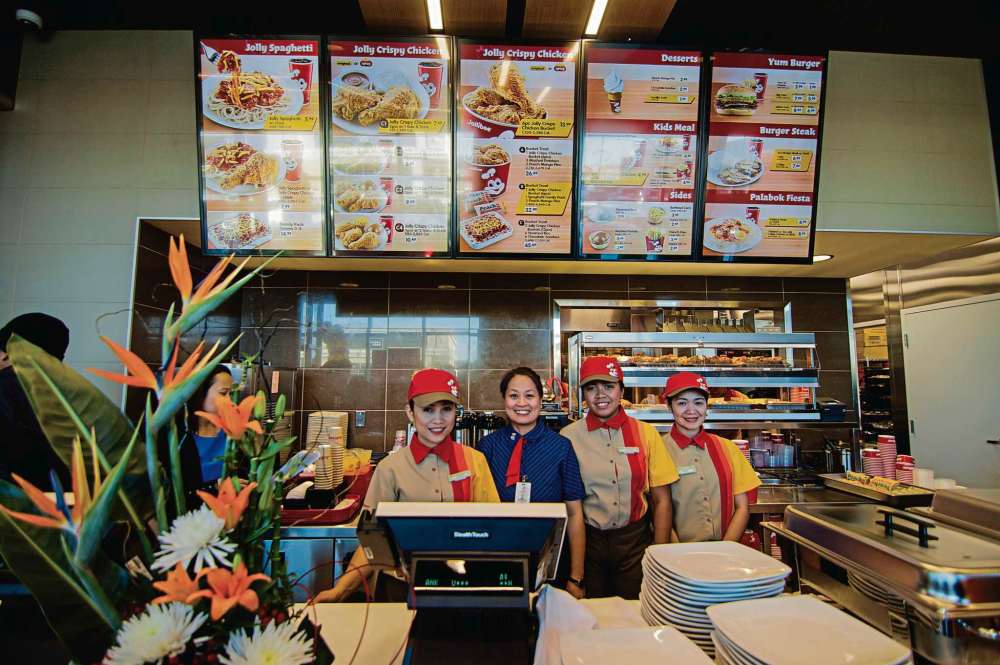 Alana Trachenko
Jollibee opened on Dec. 15 at 1406 Ellice Ave. to a lineup of 500 customers waiting to try the Filipino fare.