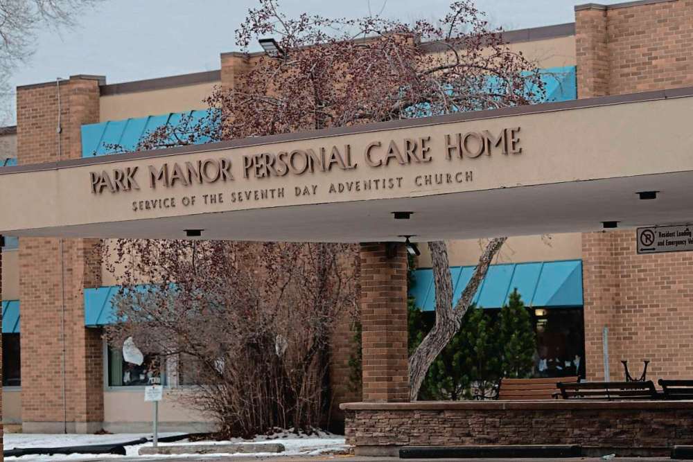 JESSE BOILY / WINNIPEG FREE PRE
Park Manor Personal Care Home, located at 301 Redonda St., is the site of a major COVID-19 outbreak among both residents and staff. At press time, 13 residents had died due to novel coronavirus.