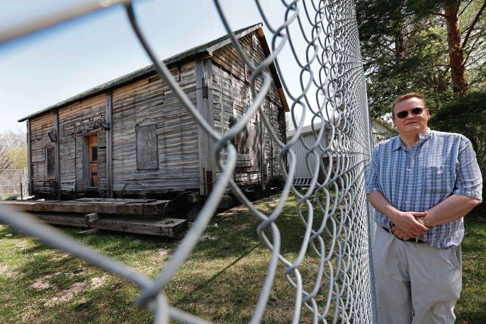 Wayne Glowacki / Winnipeg Free Press photo archives
Jim Smith of the North East Winnipeg Historical Society, pictured here in a file photo with historic Henderson House, says newspapers reports from 1910 indicate that Fraser's Grove was pitched as a possible home for the University of Manitoba over a century ago.