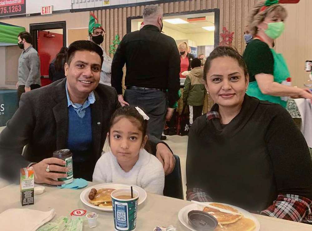 Supplied photo
South Winnipeg Community Centre president Paramjit Shahi is pictured with his wife Kamal Shahi and their daughter Avleen at the centre's recent Breakfast with Santa event.