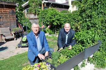 Supplied photo 
Elmwood MLA Jim Maloway (left) and Coun. Jason Schreyer (Elmwood-East Kildonan) checking out how Jim’s own garden seeds are coming along.