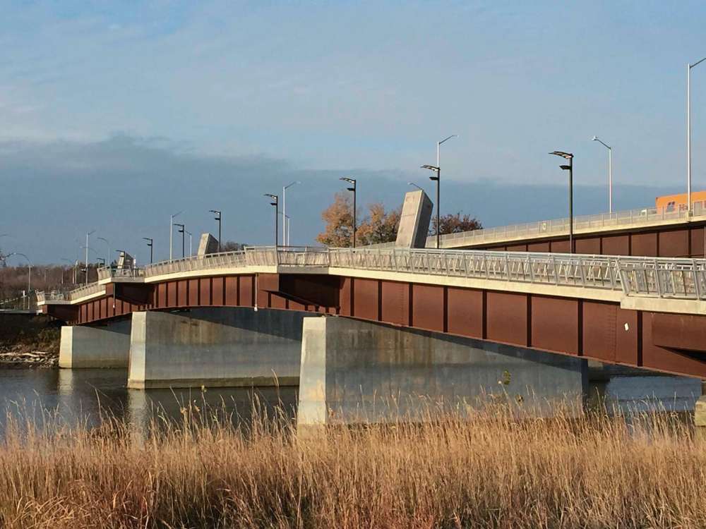 Photo by Susan Huebert
The active transportation bridge linking Elmwood and Point Douglas was built at a lower height than the motor vehicle bridge, reducing the steepness of the grade.