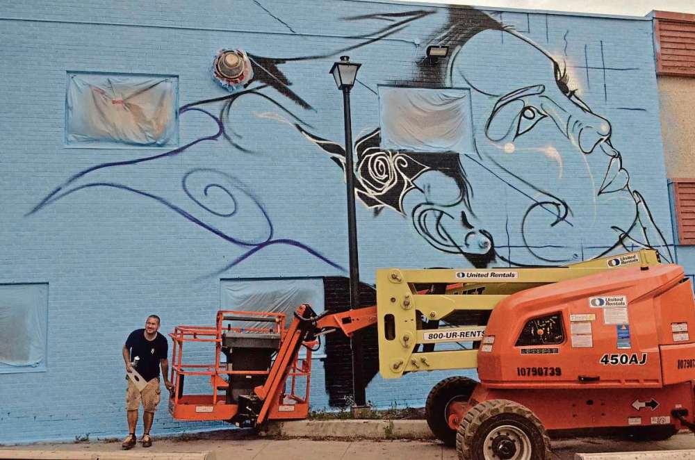 Photo by Doug Kretchmer
It took British artist Mr. Cenz approximately 40 hours to create the new mural on the side of the Ndinawe Youth Resource Centre at 472 Selkirk Ave.