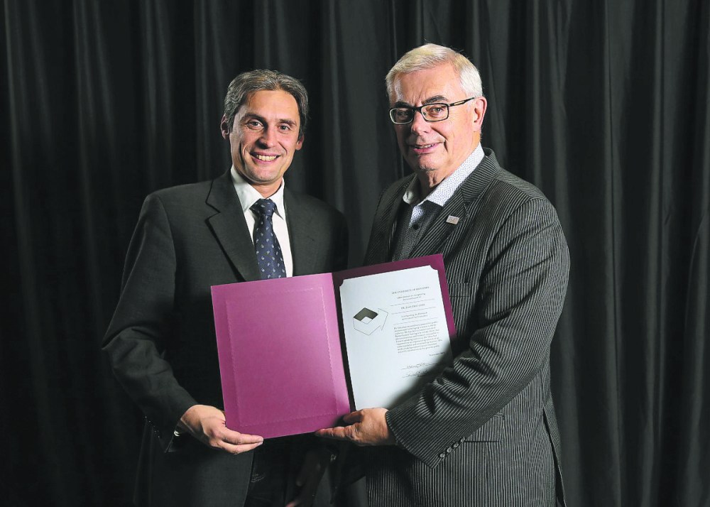 Sou'wester
Jean Eric Ghia (left) receiving his Outreach Award from University of Manitoba president David Barnard.
