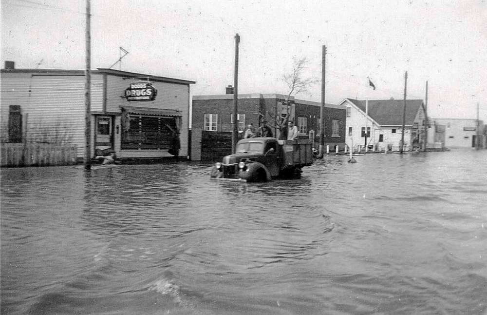 St. Vital Historical Society
A photo taken during the 1950 flood depicts the west side of St. Mary’s Road at its junction with St. Anne’s Road. Visible are Dodd’s Drugs and, just to its right, the old St. Vital post office.