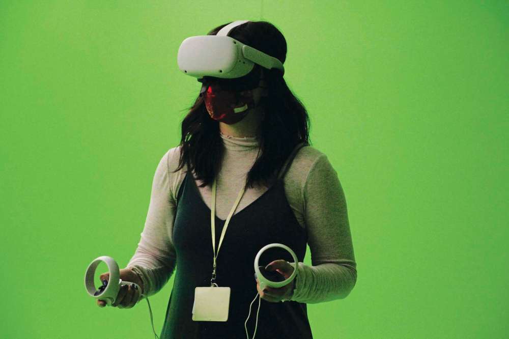Photo by Katlyn Streilein
Jasmin Winter, the co-ordinator for the Aabijijiwan New Media Lab, tries out a set of virtual reality gear at the centre’s open house on Oct. 14.
