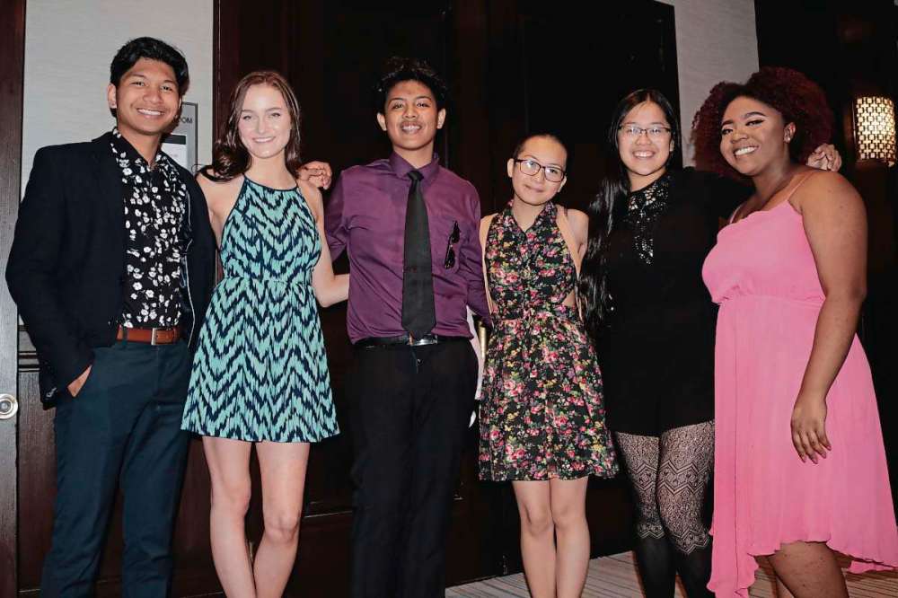 Ligia Braidotti
Members of Peace of Mind 204 West Kildonan Grade 12 student Charles Apolinario, West Kildonan Collegiate graduate Sarah Baldwin, Collége Garden City Collegiate Grade 9 student Arjay Certeza, Sisler High School graduate Jeanette Reyes, Collége Garden City Collegiate graduate Venus Ramos and River East Collegiate Grade 12 student Jayda Hope at the MTS 20th Annual Young Humanitarian Awards on May 24 at the Fairmont Winnipeg Hotel.