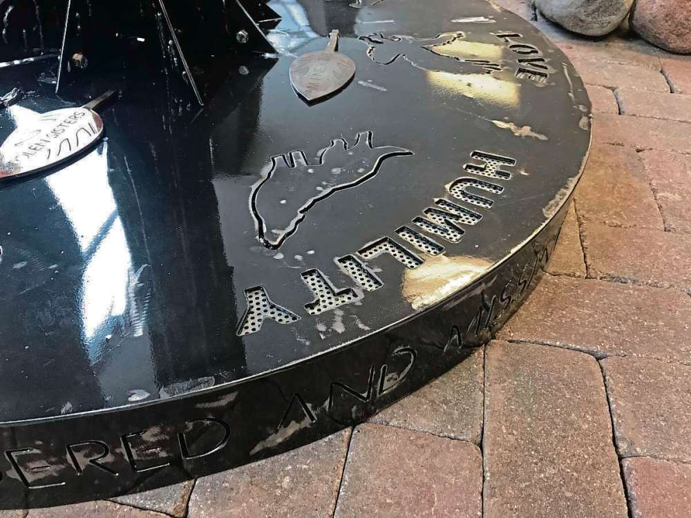 Photo by Ligia Braidotti
The metal base features the seven sacred teachings.