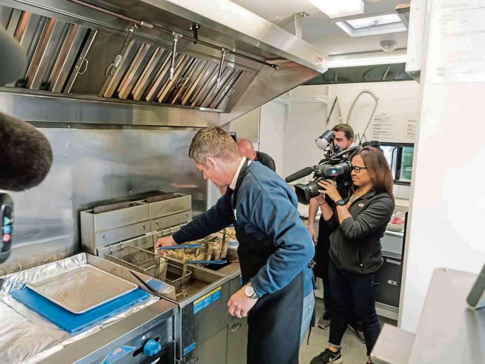 Supplied photo
On June 5, Mayor Brian Bowman visited Anthony Faraci’s food truck to taste Faraci's uncle Paul's Original Pizza Snacks.