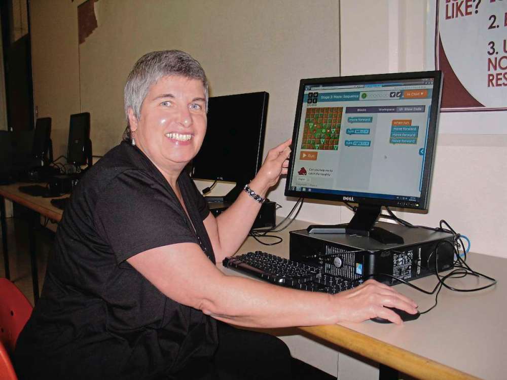 Sheldon Birnie
Lorie Battershill, teacher-librarian at Chief Peguis Junior High (1700 Rothesay St.), will be teaching Grade 6 and 7 students the basics of code this year. (SHELDON BIRNIE/CANSTAR COMMUNITY NEWS/THE HERALD)