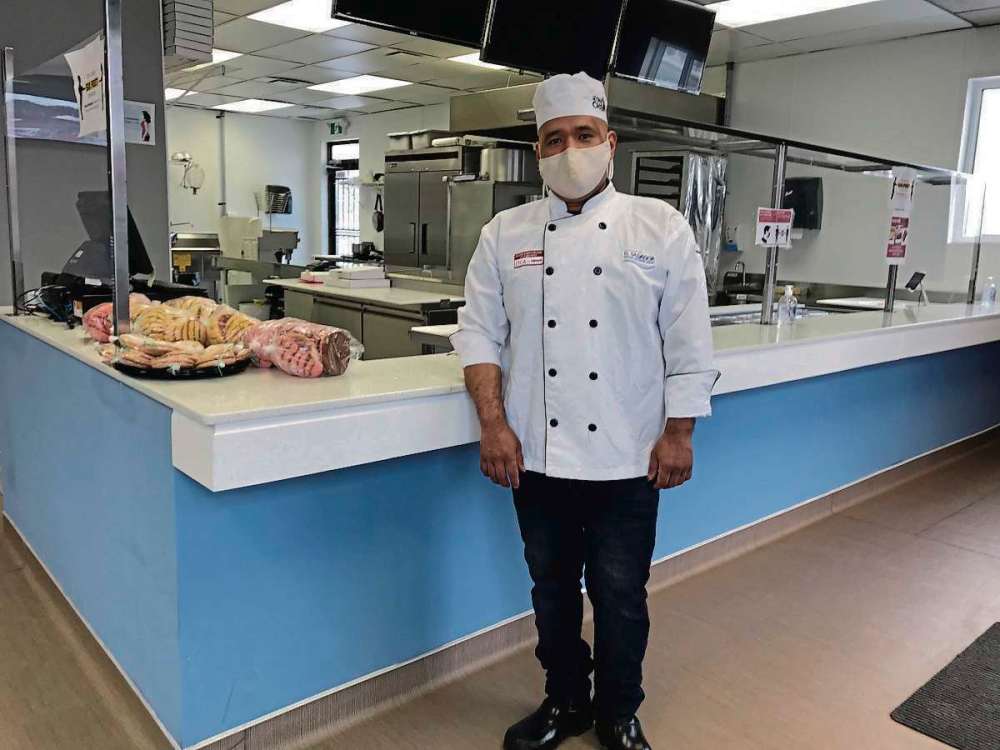 Sheldon Birnie
Elman Montoya is the chef at The Elm Pizzeria & Cafe, located at 163 Henderson Hwy. (SHELDON BIRNIE/CANSTAR/THE HERALD)