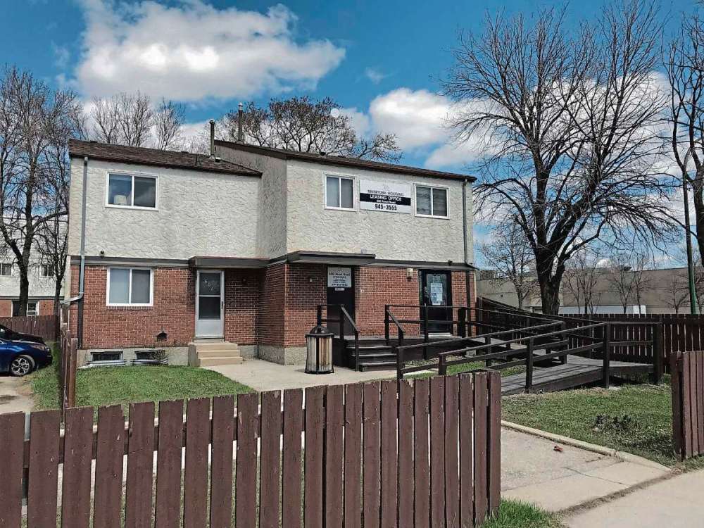 Sheldon Birnie
Residents of Manitoba Housing on Panet Road at Talbot Avenue have been asked to vacate their homes this summer, as the property is to be transferred. (SHELDON BIRNIE/CANSTAR/THE HERALD)