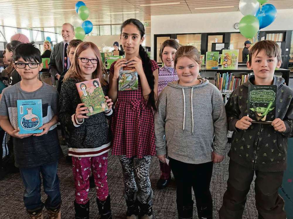 Sheldon Birnie
Students from Joseph Teres School were among the first to check out books from the new Transcona Library when it opened its doors to the public on March 7. (SHELDON BIRNIE/CANSTAR/THE HERALD)