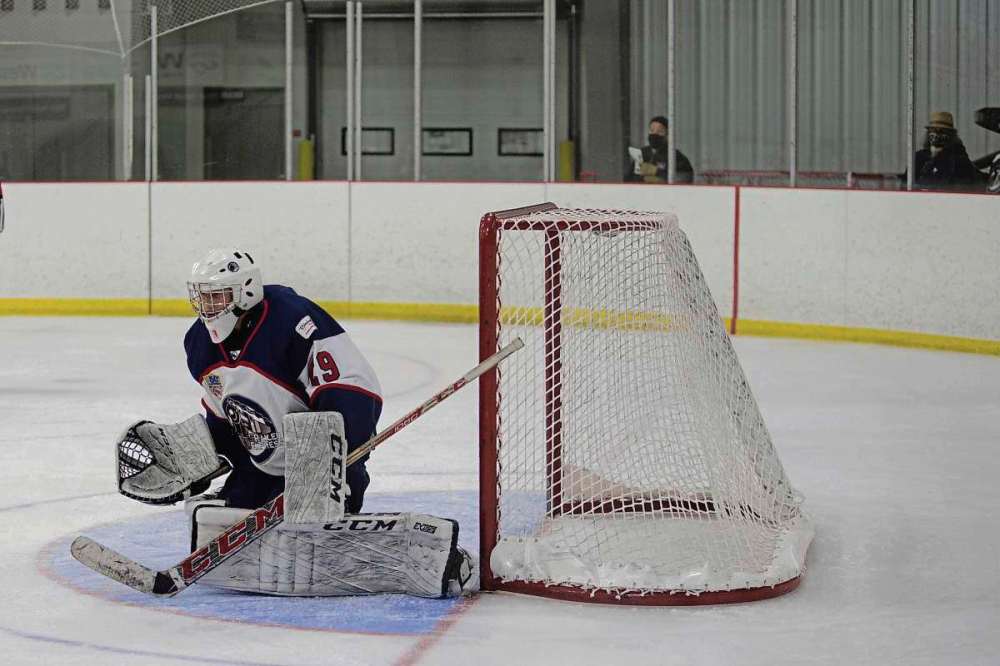 Supplied photo by Deny Gravel
Transcona Railer Express netminder Dylan Arnold during the team’s season home opener against the Fort Garry/Fort Rouge Twins on Oct. 1. Transcona won the game 2-1.