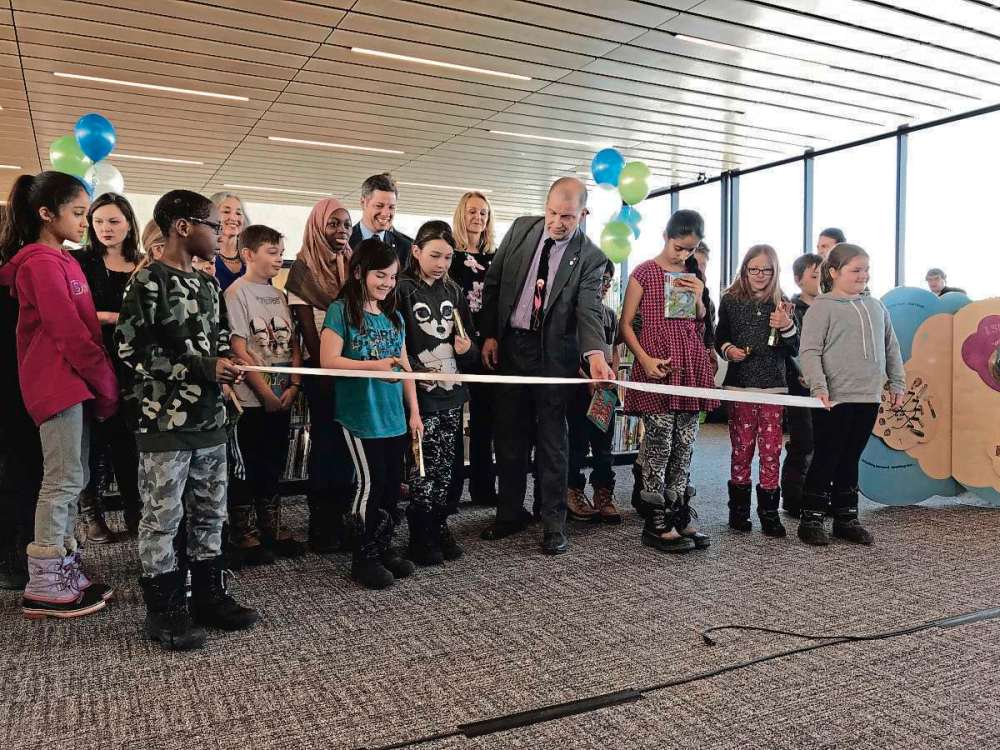 Sheldon Birnie
Students from nearby Joseph Teres School helped Coun. Shawn Nason and Mayor Brian Bowman cut the ribbon at the new Transcona Library on March 7. (SHELDON BIRNIE/CANSTAR/THE HERALD)