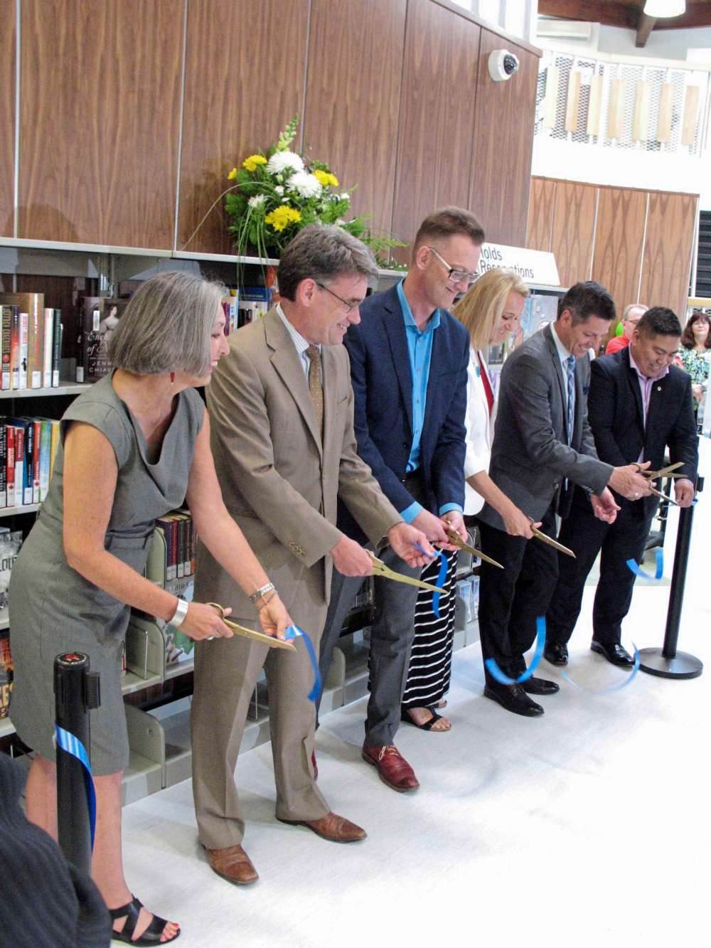 Simon Fuller
The ribbon cutting at the May 28 event to mark the reopening of the newly-renovated St. Vital Library. From left to right: administrative co-ordinator for libraries Betty Parry; Coun. Brian Mayes (St. Vital); manager of library services Ed Cuddy; director of community services Cindy Fernandez; Mayor Brian Bowman; and Coun. Mike Pagtakhan (Point Douglas). (SIMON FULLER/CANSTAR NEWS/THE LANCE)