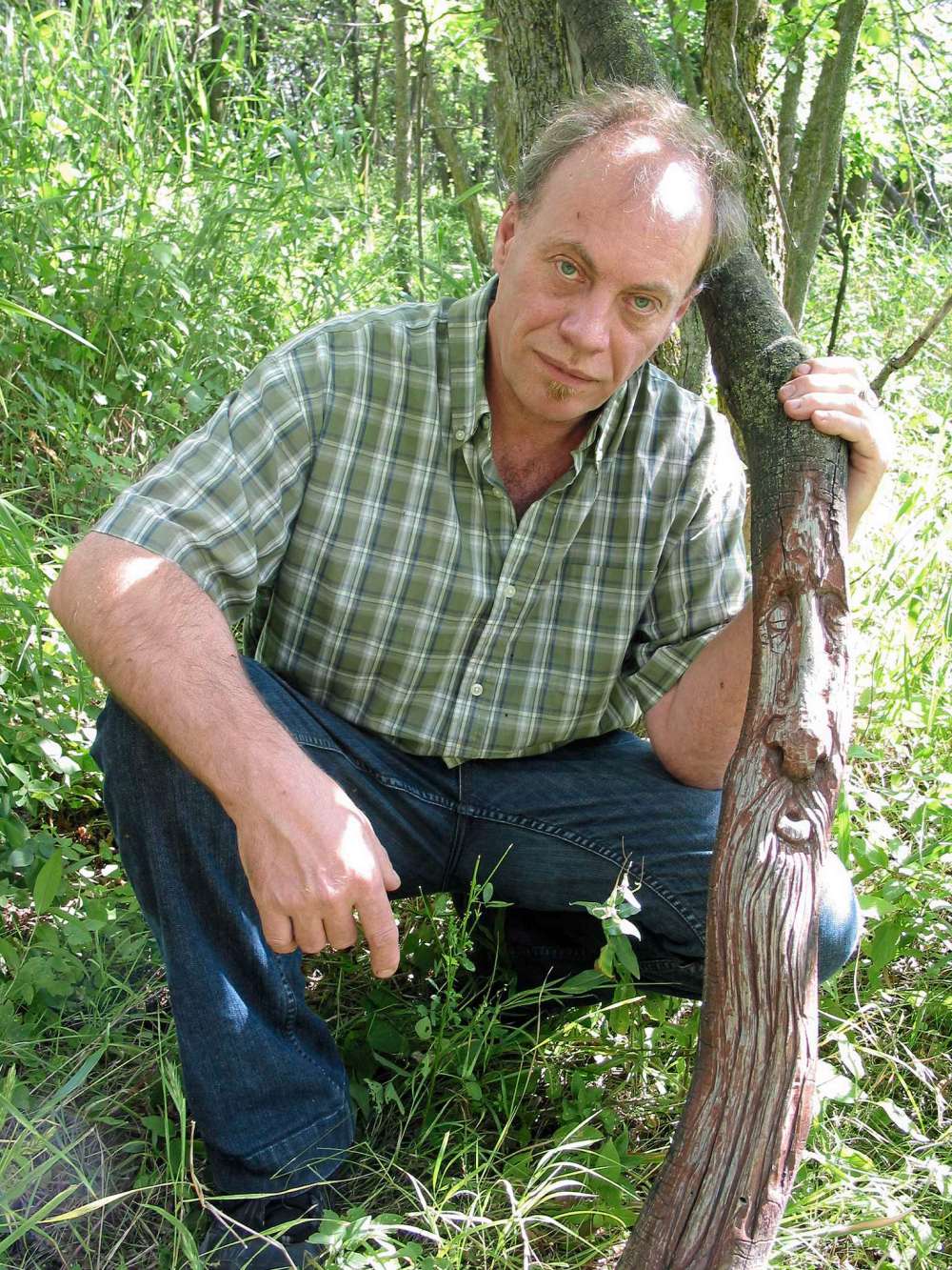 Simon Fuller
St. Vital-based sculptor Murray Watson seen with one of his “wood spirit” carvings in Bois-des-Esprits in Royalwood recently.
