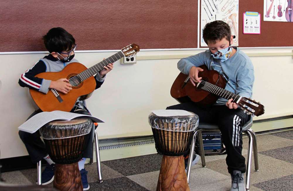 Photo by Sydney Hildebrandt
Grade 4 students William Fenn (left) and Lucas Coelho practice guitar together at Margaret Park School.