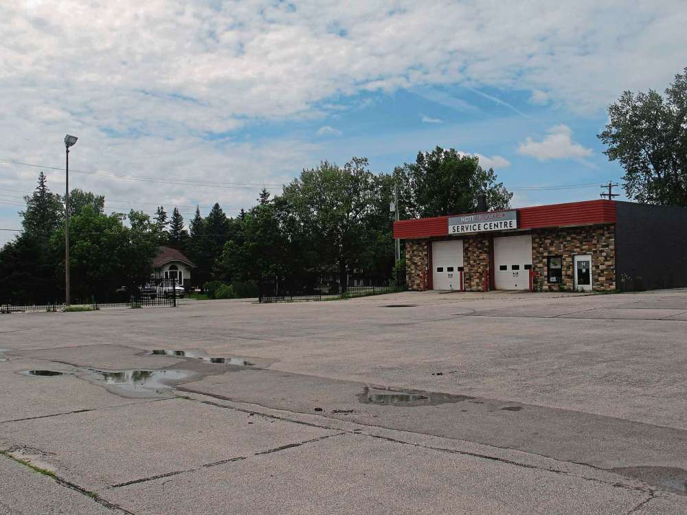 Tony Zerucha
The former Nott Autocorp at 2074 Devries Ave. may be transformed into a Blondie’s car wash but some nearby neighbours fear noise and traffic increases.
