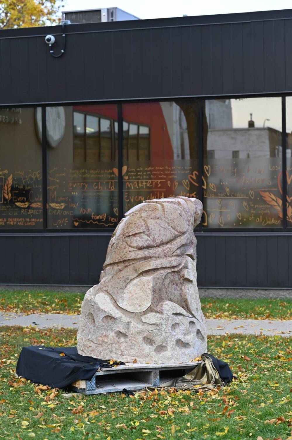 The inspiration for the art piece began in September 2021 when Ma Mawi Wi Chi Itata Centre embarked on a journey of Truth and Reconciliation. A call to action was sent to schools and youth in Manitoba to send in tobacco ties with handwritten messages describing what Every Child Matters means to them.