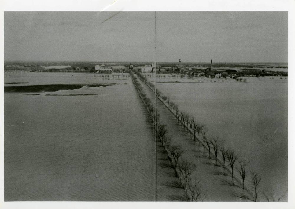 U of M Archives
An aerial photo taken during the 1950 Red River Flood, looking east from Pembina Highway, shows the ‘Avenue of Elms’ under water.