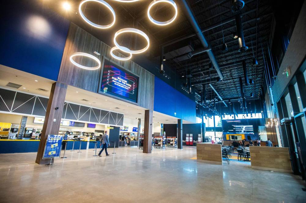 Mikaela MacKenzie / Winnipeg Free Press
Cineplex Junxion Kildonan opened on Dec. 9 at Kildonan Place. It is a multi-faceted entertainment complex, featuring movies, arcade games, live music and dining.