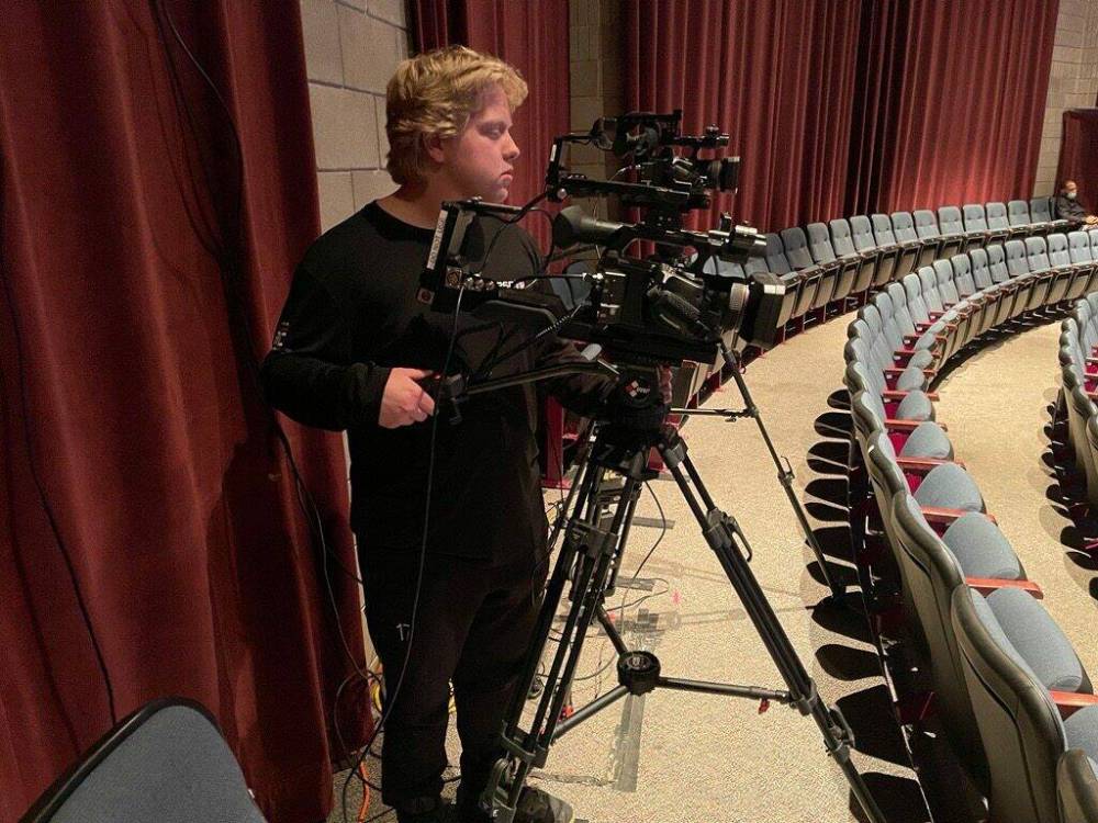 Supplied photo
Alexandre Lambert shoots the Festival théâtre jeunesse at the Centre-culturel franco-manitobain as part of his broadcast media program studies at LRSD’s Arts and Technology Centre.