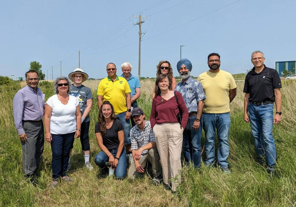 Photo by Alexandra Loeppky
Officials from the R.M of West St. Paul, community leaders, Maples MLA Mintu Sandhu, Seven Oaks School Division trustees and staff members of the Aki Centre are pictured during a recent visit to the SOSD Learning and Service Centre.