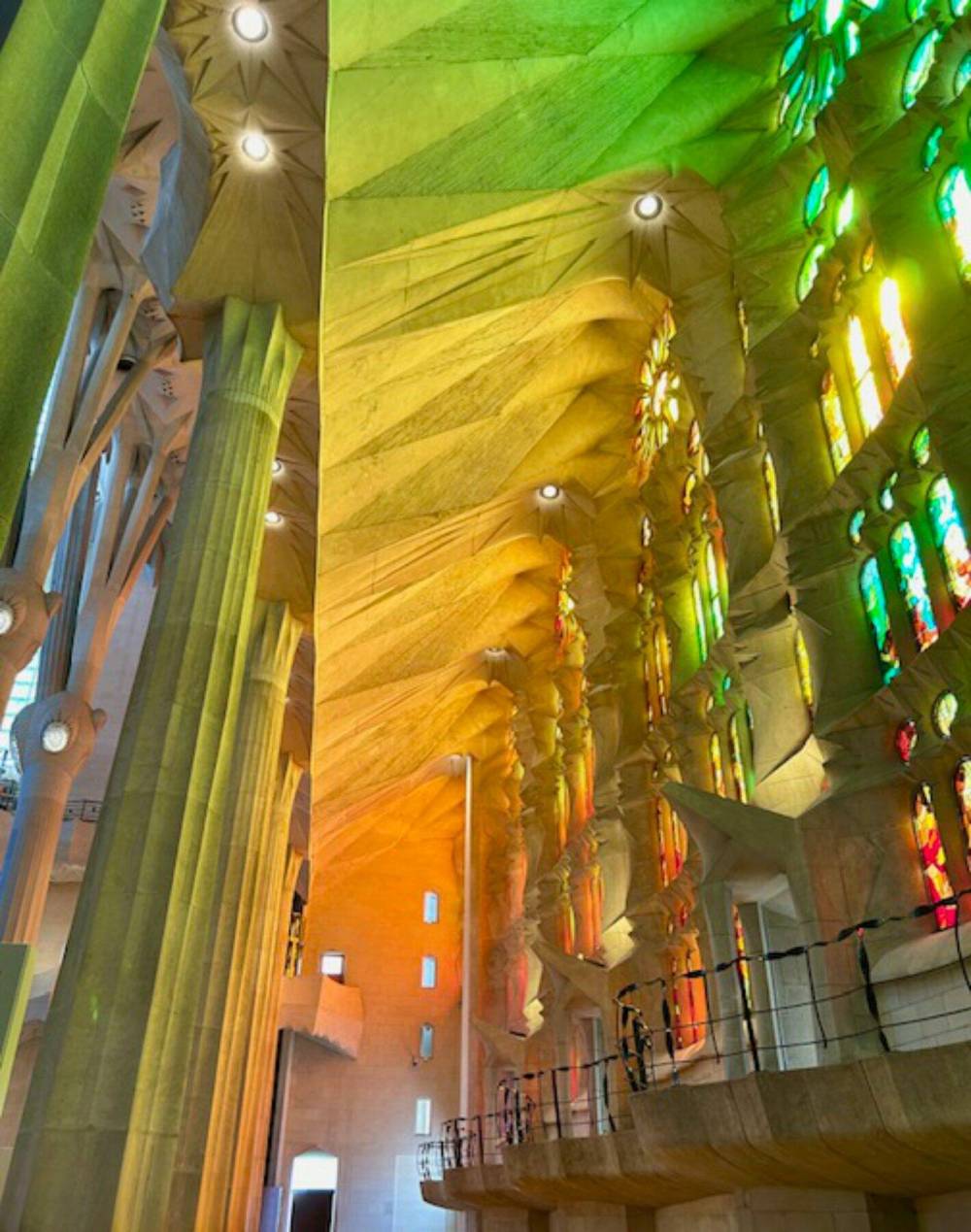 Foto de Jeff O'Leary Las vidrieras de la aún inacabada Basílica de la Sagrada Familia en Barcelona arrojan una luz brillante cuando el sol brilla a través de ellas.