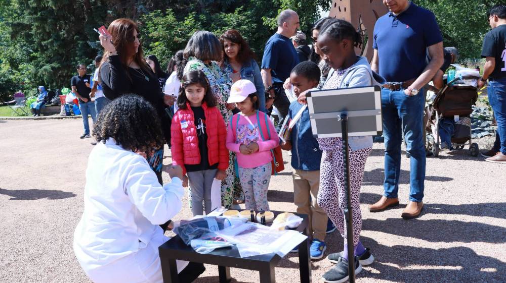 Supplied photo
Some young attendees at last year’s Soapbox Science Winnipeg event at The Forks stop by a scientist’s soapbox.