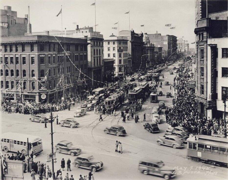 Archives of Manitoba, L.B. Collection
The siren atop the Winnipeg Free Press building signalled VE Day in May 1945, bringing thousands of people onto the streets to celebrate.