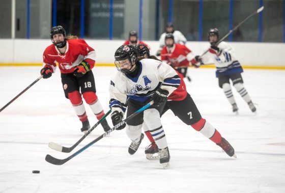 Brook Jones / Free Press – Payton Durand (in white) of the College Jeanne-Sauve Olympiens scored the winning goal for her team in the third and final game of the MWHSHL Division 1 final on Friday, March 21.