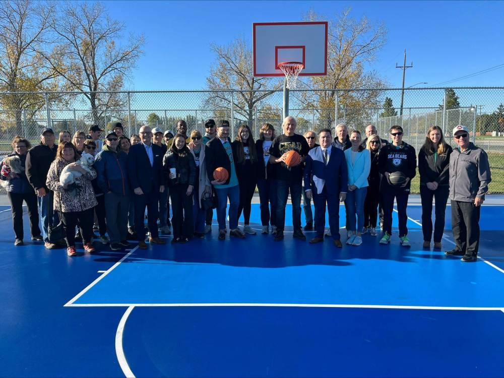 Supplied photo
On Oct. 10, the Province of Manitoba, City of Winnipeg, Winnipeg Sea Bears, and the Posthumus family gathered to recognize the dedication of a new basketball court at Gateway Recreation Centre (1717 Gateway Rd.) after the late Chad Posthumus. Pictured, Chad’s parents, brother and sister, along with Mayor Gillingham, Coun. Jeff Browaty (North Kildonan), Minister Tracy Schmidt, David Asper, and other friends of the family.