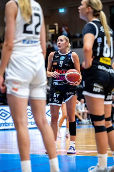 Supplied photo
                                Keylyn Filewich, pictured centre, is a south Winnipeg native who is earning a big reputation in professional women’s basketball. The 27-year-old has signed a professional contract with Östersund Basket in Sweden’s top premier women’s basketball league, SBL Dam.