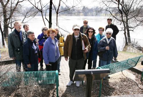 Free Press file photo
                                Len Kaminski, pictured (centre) in this 2009 photo while leading a Jane&rsquo;s Walk tour, was president of the original Seven Oaks Historical Society.