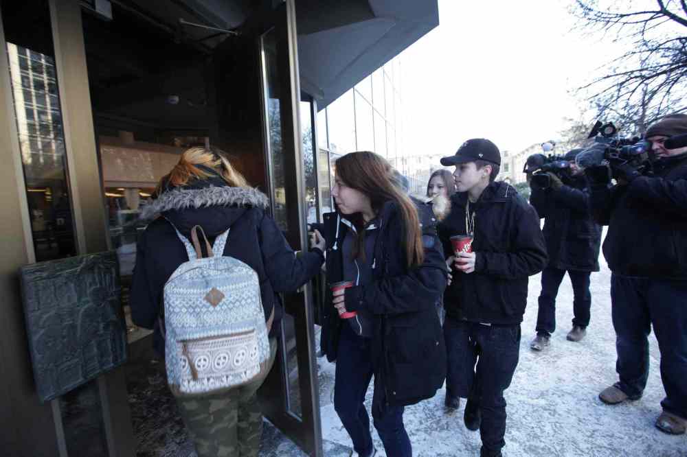 RUTH BONNEVILLE / WINNIPEG FREE PRESS
Tina Fontaine's cousins make their way into the court house Monday.
