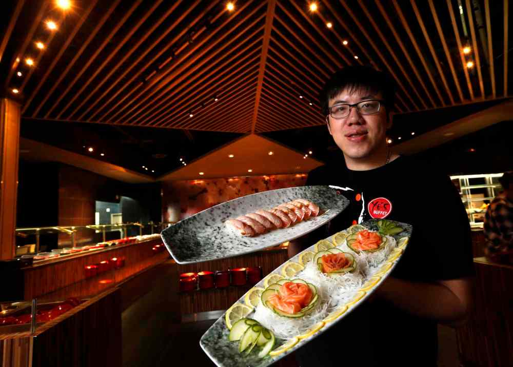 Wayne Glowacki/Winnipeg Free Press
Ye's manager Ivan Tang with trays of sashimi and sushi.