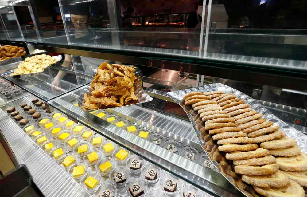 Wayne Glowacki / Winnipeg Free Press
Assorted desserts at Ye's.
