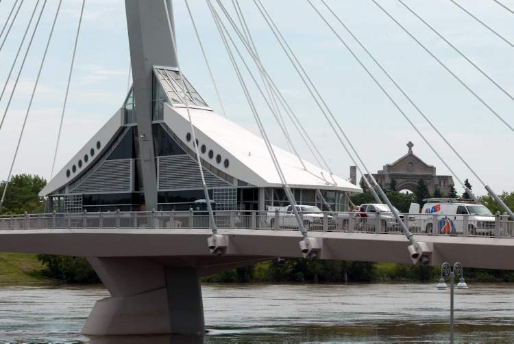KEN GIGLIOTTI / WINNIPEG FREE PRESS archives
Restaurant on the bridge.