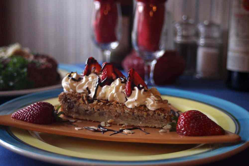 MIKE DEAL / WINNIPEG FREE PRESS Files
Hazelnut pie at Bistro Dansk.