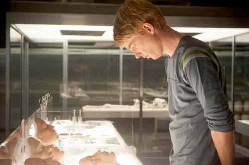 MONGREL MEDIA
Domnhall Gleeson browses in Ex Machina.