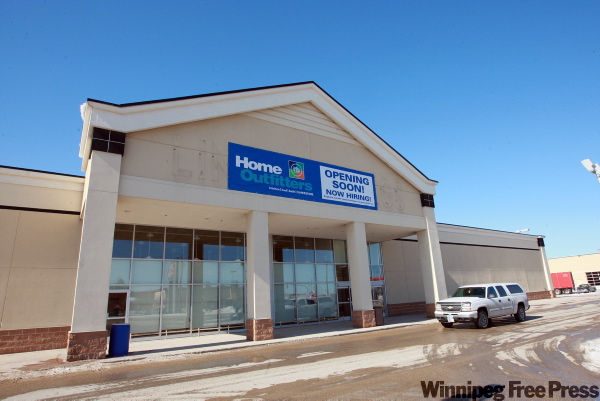 KEN GIGLIOTTI / WINNIPEG FREE PRESS
The former Linens ’n Things on St. James Street has found a new tenant. But U.S. centres are finding a problem with big boxes remaining empty.