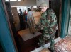 JOE BRYKSA / WINNIPEG FREE PRESS
Trenton Evenson helps move a family from a home in Fargo.