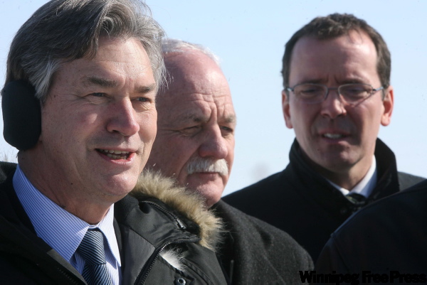 MIKE DEAL / WINNIPEG FREE PRESS
Premier Gary Doer (from left), senior Manitoba MP Vic Toews and provincial conservative leader Hugh McFadden touring southern Manitoba today.