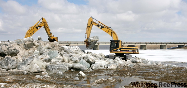 MIKE DEAL / WINNIPEG FREE PRESS
Excavators remove ice from the floodway after the province raised the gates Wednesday.