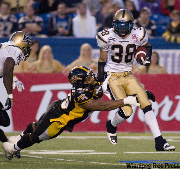DAVID LIPNOWSKI / WINNIPEG FREE PRESS
John Eubanks evades the a Tiger-Cats during fourth quarter action Wednesday night.