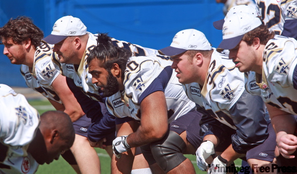 KEN GIGLIOTTI / WINNIPEG FREE PRESS
The Bomber hogs gear up for the Stamps on Thursday. Glenn January, Kelly Bates, Obby Khan, Brendan Labatte and Steve Morley (from left) are ready to rumble.