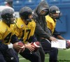 WAYNE.GLOWACKI@FREEPRESS.MB.CA
Bombers head coach Mike Kelly joins quarterbacks Richie Williams, Stefan LeFors and Bryan Randall (from left) for some reps at practice Thursday.