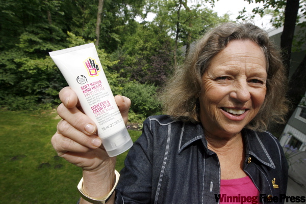 MIKE.APORIUS@FREEPRESS.MB.CA
Rosalind Prober of Beyond Borders with a tube of The Body Shop’s Soft Hands Kind Heart hand cream. A large portion of the proceeds from the product will go to Beyond Borders to help fight child sex trafficking.