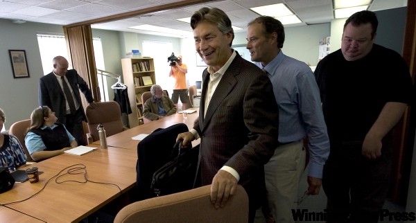 PHIL.HOSSACK@FREEPRESS.MB.CA
Premier Gary Doer and New Democratic Party executives meet Monday evening and decide to call a leadership convention for Saturday, Oct. 17.